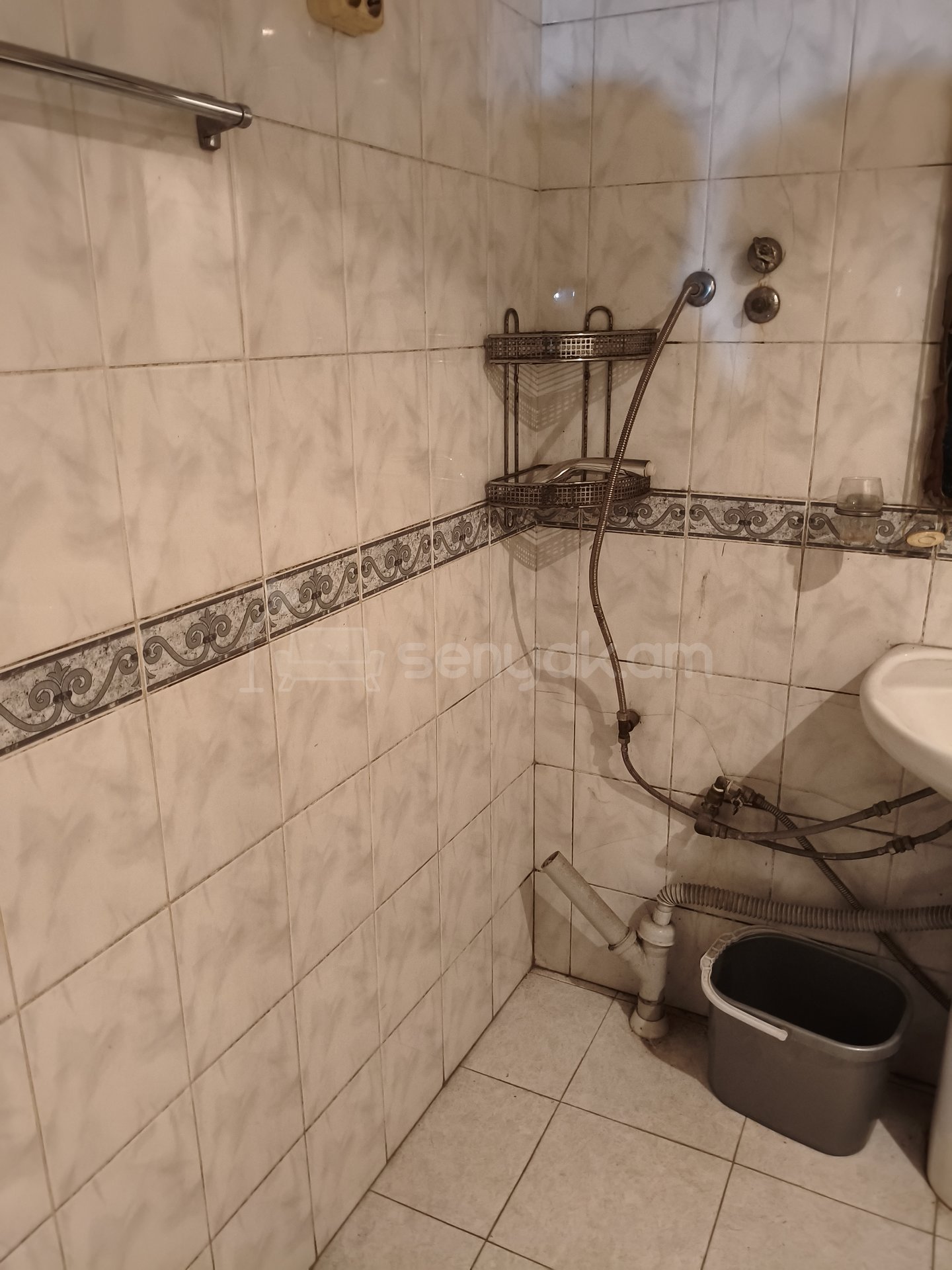 3 Սենյականոց Բնակարան Քարե Շենքում, 77քմ, 1/1 հարկ, Նորմալ Վիճակում, Կահավորված