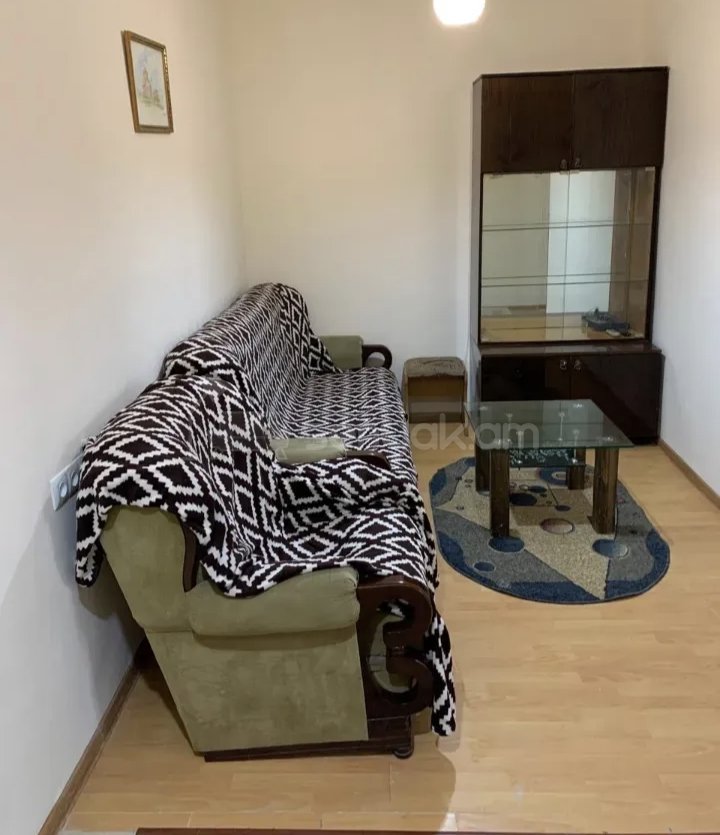 1 Սենյականոց Բնակարան Քարե Շենքում, 40քմ, 3/4 հարկ, Նորմալ Վիճակում, Կահավորված, Արևկող