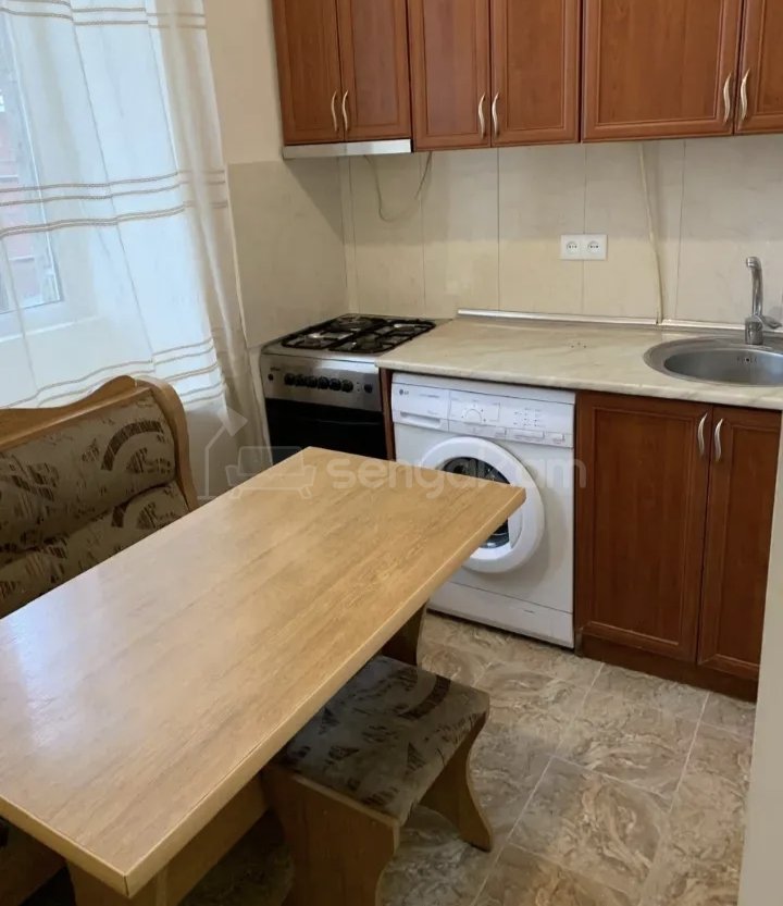 1 Սենյականոց Բնակարան Քարե Շենքում, 40քմ, 3/4 հարկ, Նորմալ Վիճակում, Կահավորված, Արևկող