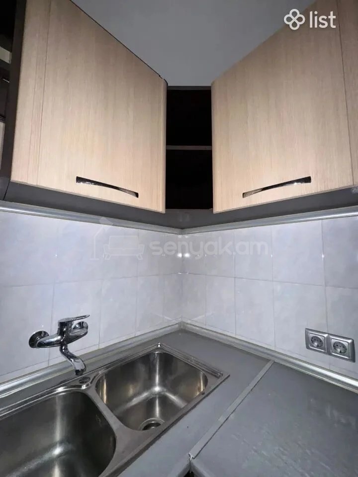 4 Սենյականոց Բնակարան Քարե Շենքում, 80քմ, 3/4 հարկ, Նորմալ Վիճակում