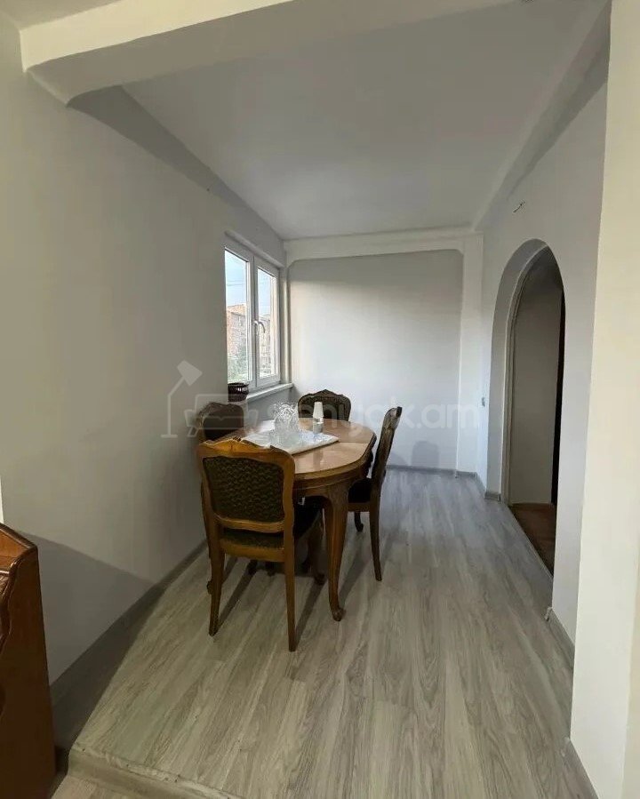 4 Սենյականոց Բնակարան Քարե Շենքում, 80քմ, 3/4 հարկ, Նորմալ Վիճակում