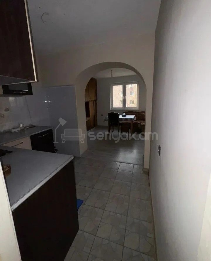 4 Սենյականոց Բնակարան Քարե Շենքում, 80քմ, 3/4 հարկ, Նորմալ Վիճակում