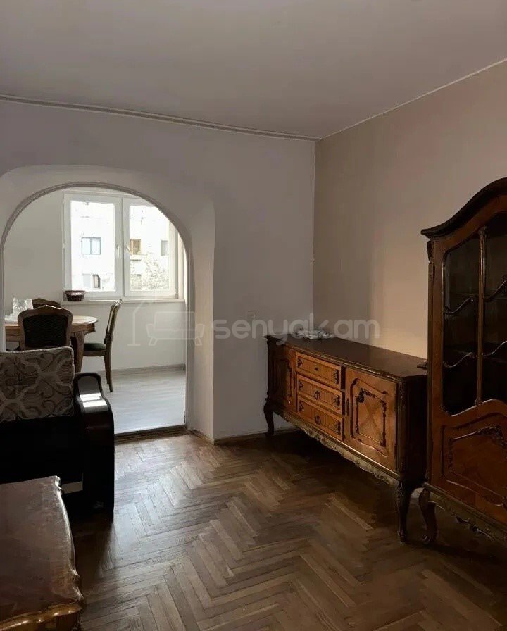 4 Սենյականոց Բնակարան Քարե Շենքում, 80քմ, 3/4 հարկ, Նորմալ Վիճակում