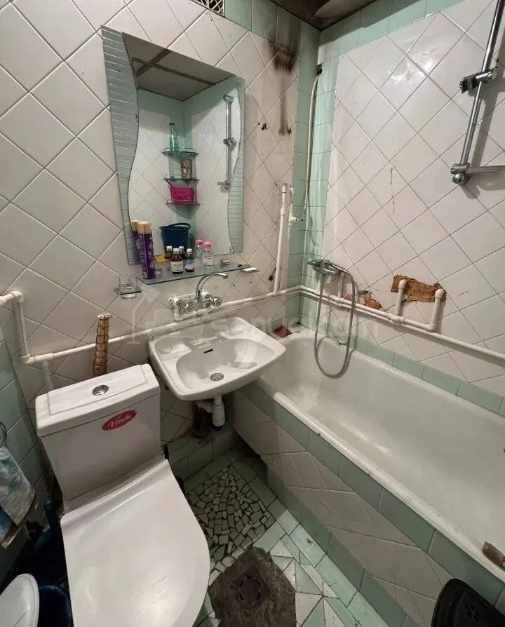 4 Սենյականոց Բնակարան Քարե Շենքում, 80քմ, 3/4 հարկ, Նորմալ Վիճակում