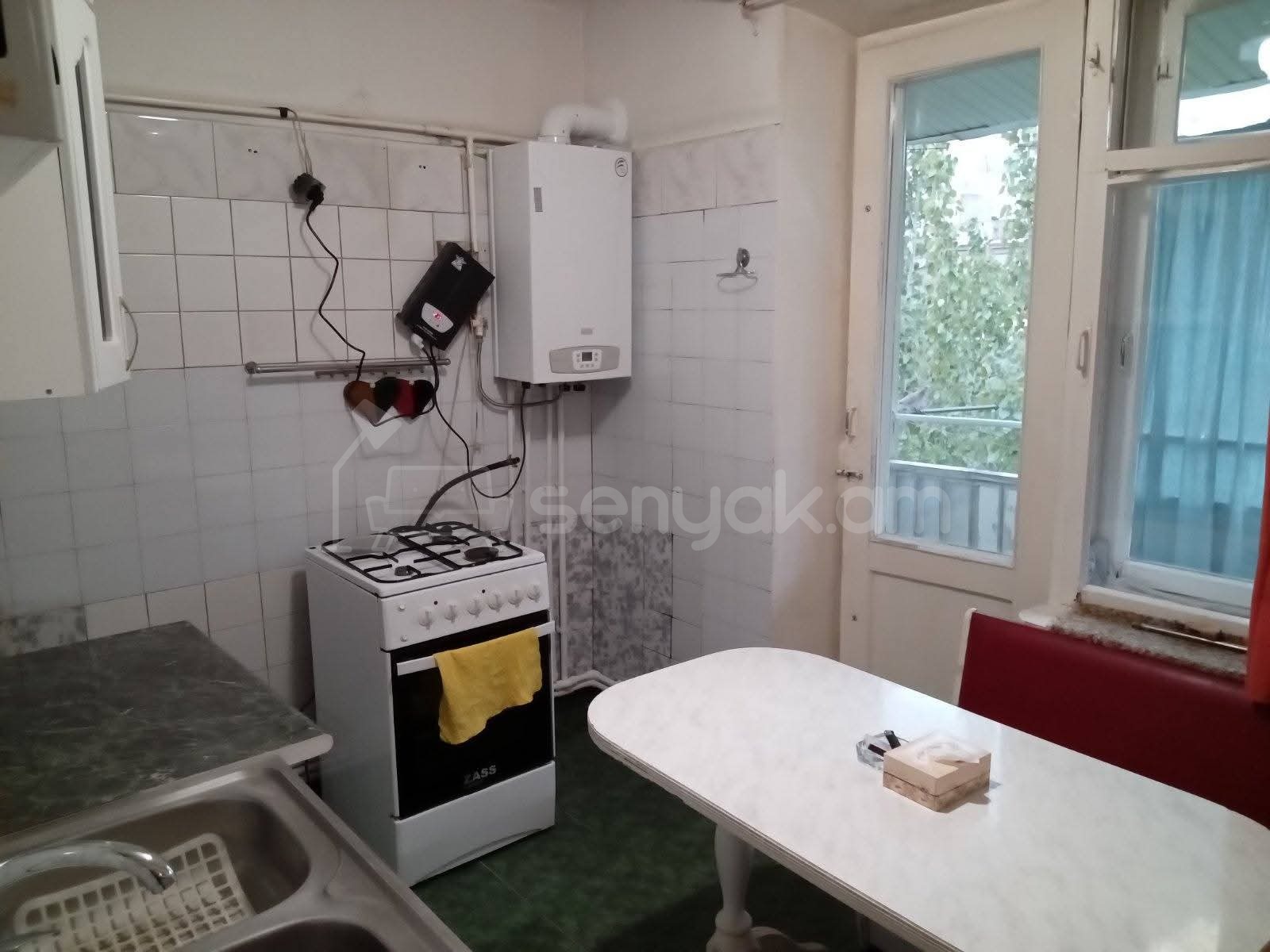 3 Սենյականոց Բնակարան Քարե Շենքում, 80քմ, 5/5 հարկ, Նորմալ Վիճակում, Կահավորված