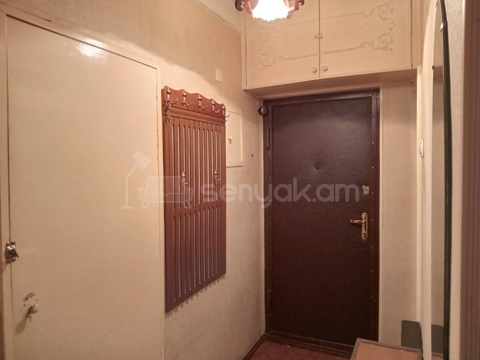 3 Սենյականոց Բնակարան Քարե Շենքում, 80քմ, 5/5 հարկ, Նորմալ Վիճակում, Կահավորված