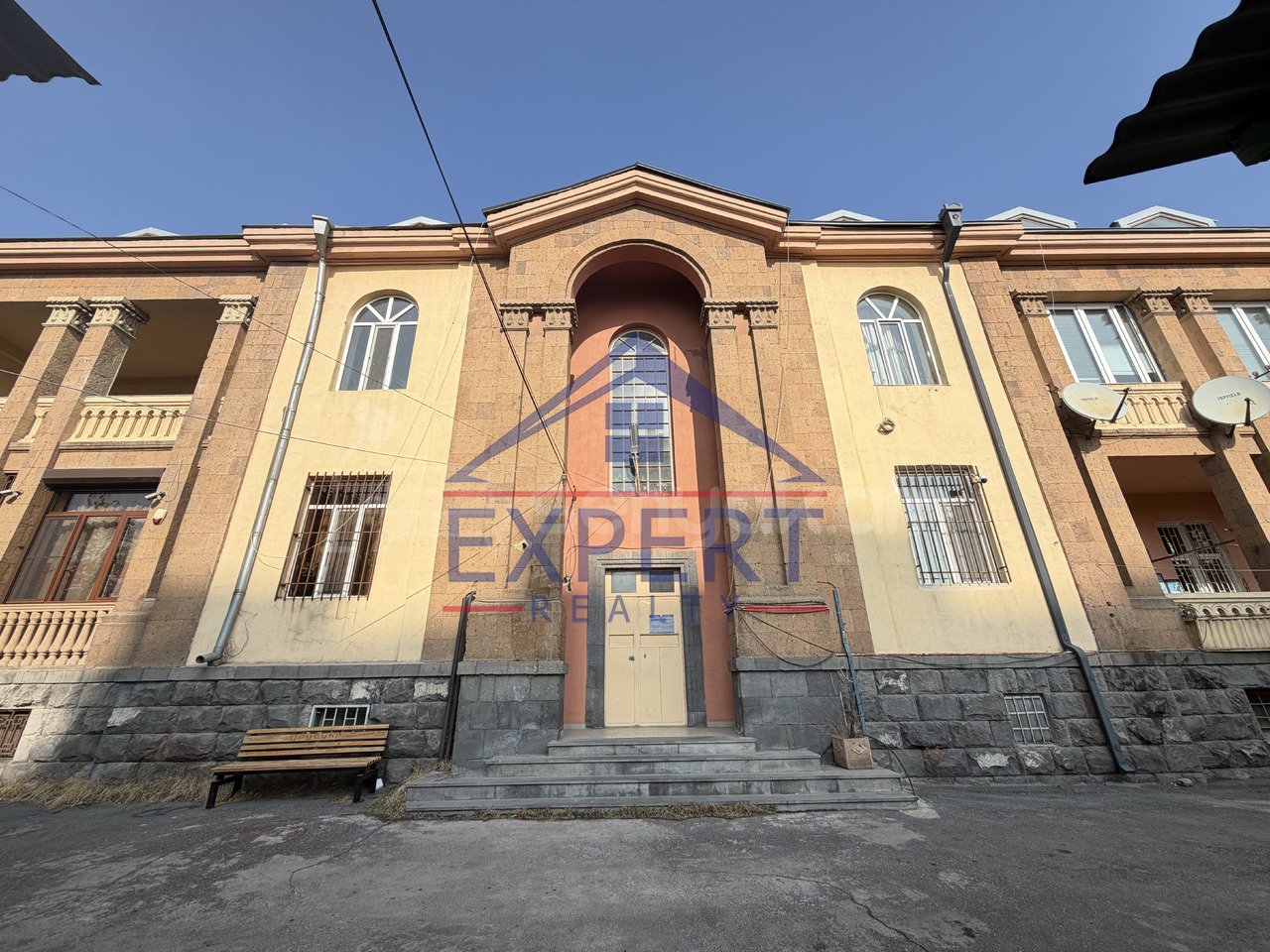 4 Սենյականոց Բնակարան Քարե Շենքում, 130քմ, 2/2 հարկ, Կապիտալ Վերանորոգված