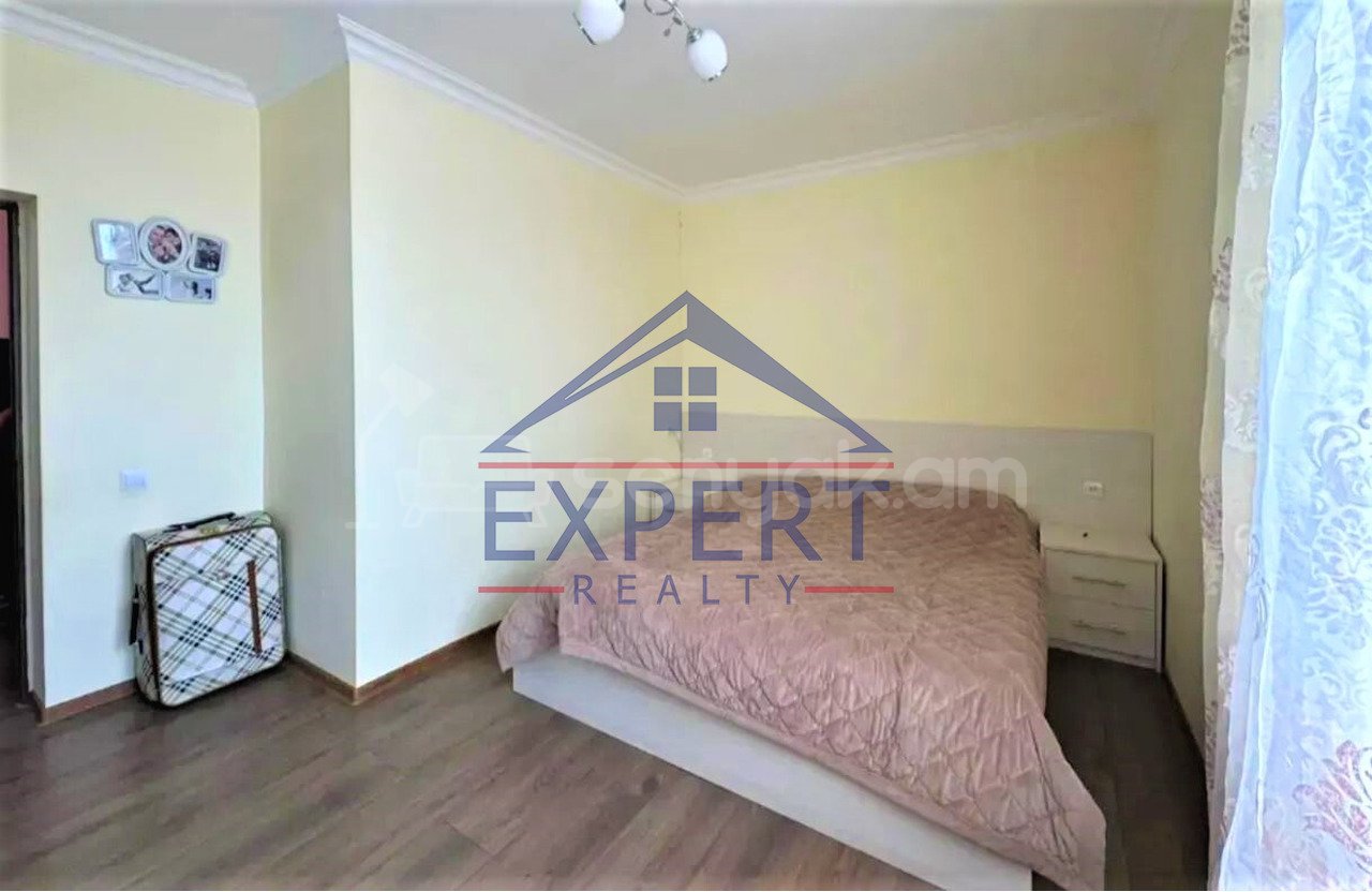 4 Սենյականոց Բնակարան Քարե Շենքում, 106քմ, 1/5 հարկ, Կապիտալ Վերանորոգված