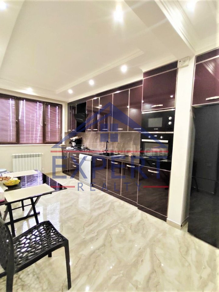 4 Սենյականոց Բնակարան Քարե Շենքում, 123քմ, 3/5 հարկ, Կապիտալ Վերանորոգված