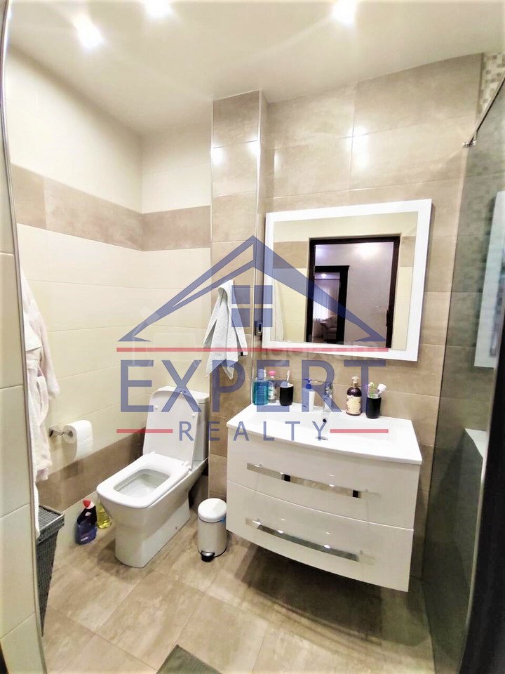 4 Սենյականոց Բնակարան Քարե Շենքում, 123քմ, 3/5 հարկ, Կապիտալ Վերանորոգված