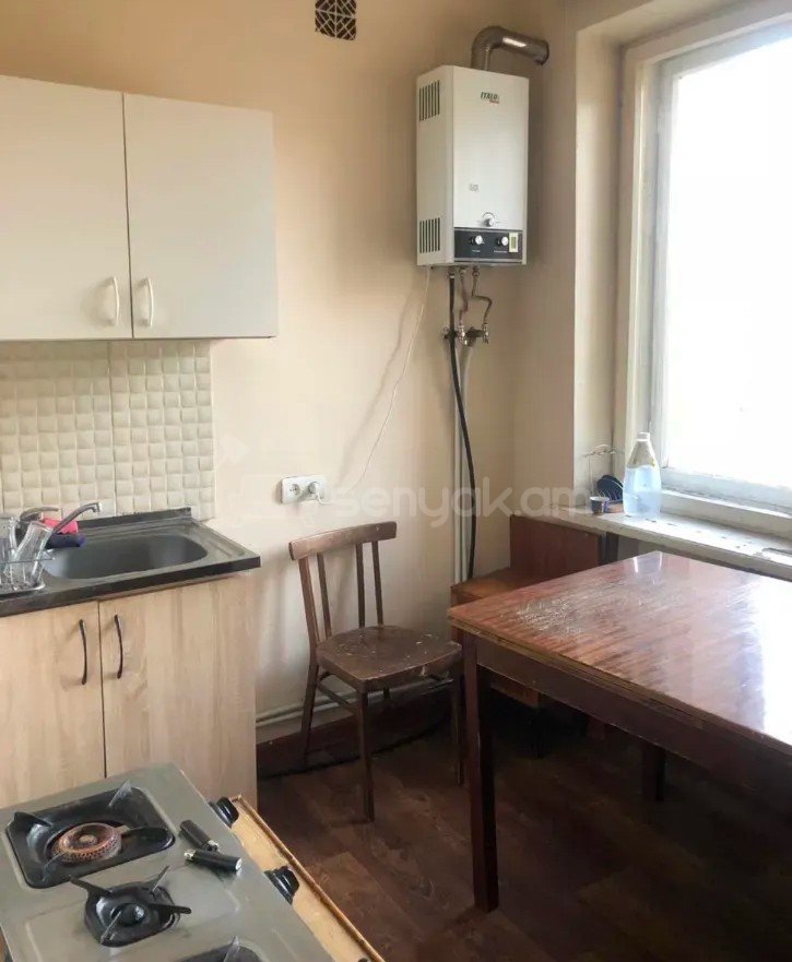 1 Սենյականոց Բնակարան Քարե Շենքում, 37քմ, 4/5 հարկ, Պետական Վիճակում