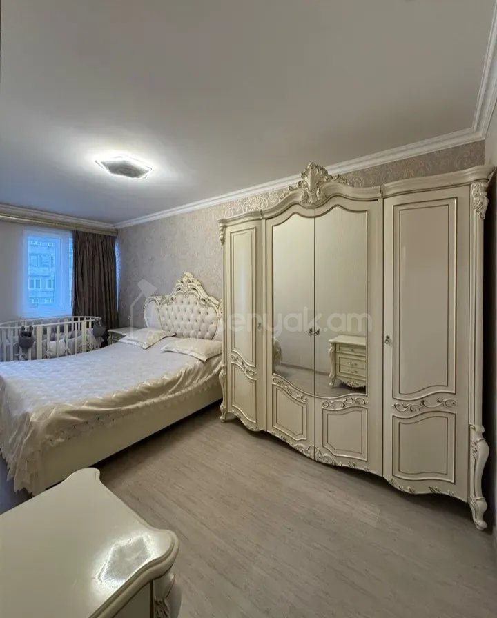 4 Սենյականոց Բնակարան Քարե Շենքում, 80քմ, 4/5 հարկ, Դիզայներական Վերանորոգված, Կահավորված