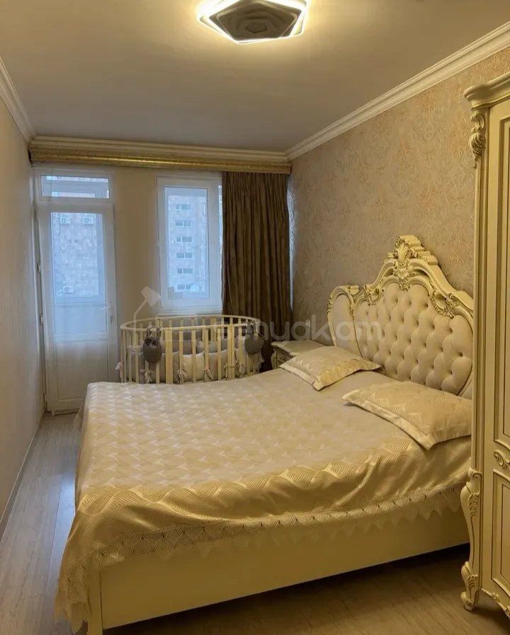 4 Սենյականոց Բնակարան Քարե Շենքում, 80քմ, 4/5 հարկ, Դիզայներական Վերանորոգված, Կահավորված