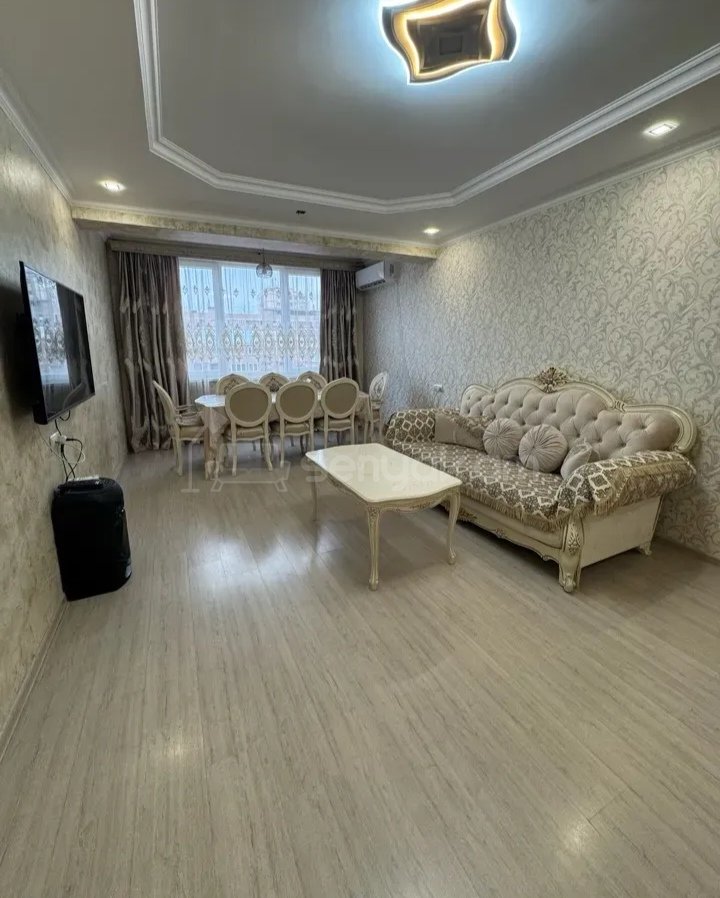 4 Սենյականոց Բնակարան Քարե Շենքում, 80քմ, 4/5 հարկ, Դիզայներական Վերանորոգված, Կահավորված