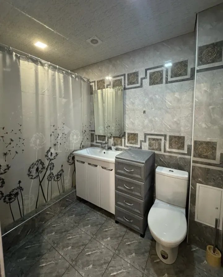 4 Սենյականոց Բնակարան Քարե Շենքում, 80քմ, 4/5 հարկ, Դիզայներական Վերանորոգված, Կահավորված