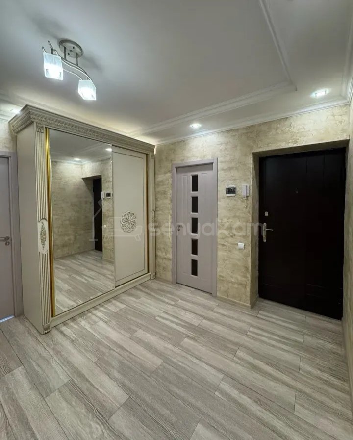 4 Սենյականոց Բնակարան Քարե Շենքում, 80քմ, 4/5 հարկ, Դիզայներական Վերանորոգված, Կահավորված