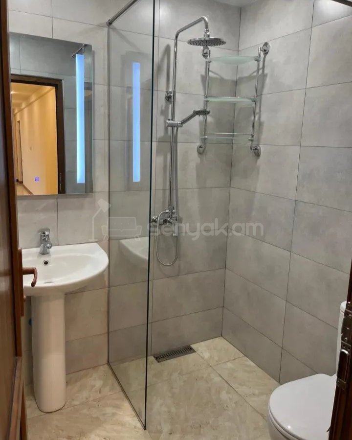 3 Սենյականոց Բնակարան Քարե Շենքում, 70քմ, 1/5 հարկ, Նորմալ Վիճակում, Կահավորված