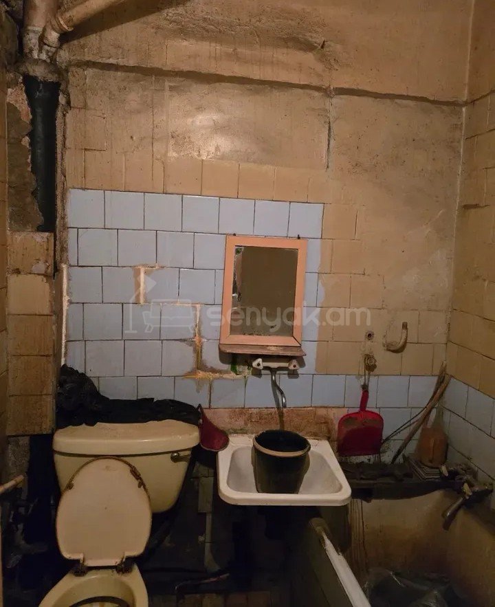 1 Սենյականոց Բնակարան Քարե Շենքում, 37քմ, 4/5 հարկ, Պետական Վիճակում