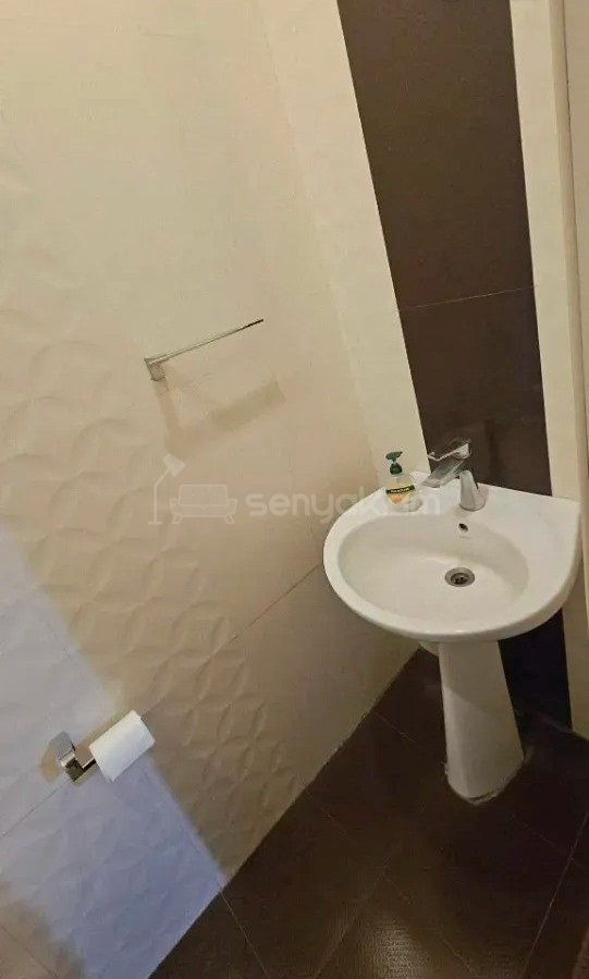 3 Սենյականոց Բնակարան Քարե Շենքում, 80քմ, 4/5 հարկ, Կապիտալ Վերանորոգված