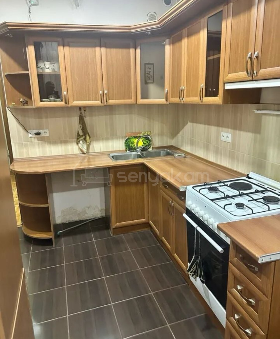 2 Սենյականոց Բնակարան Քարե Շենքում, 46քմ, 3/4 հարկ, Նորմալ Վիճակում, Կահավորված