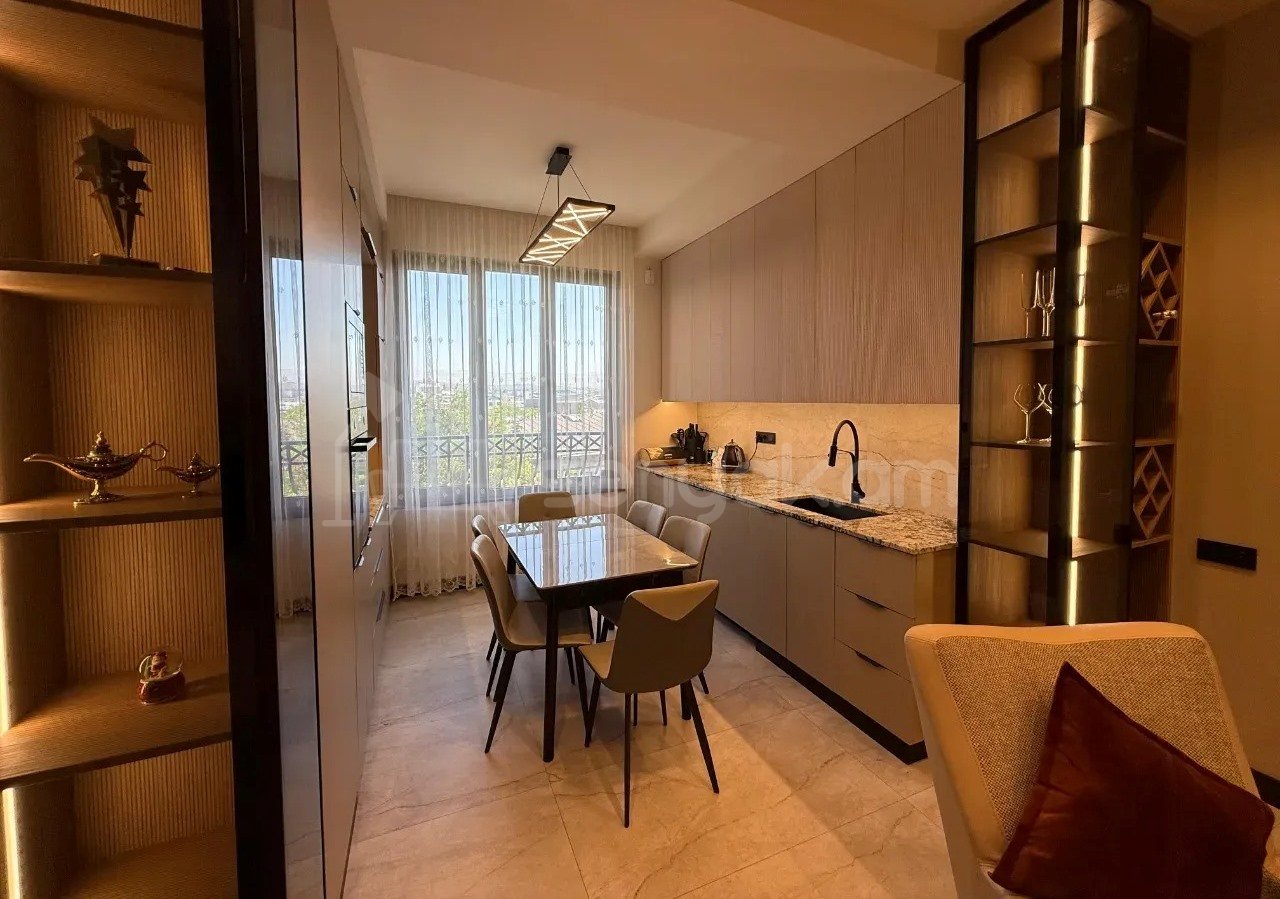 2 Սենյականոց Բնակարան Քարե Շենքում, 55քմ, 4/5 հարկ, Դիզայներական Վերանորոգված