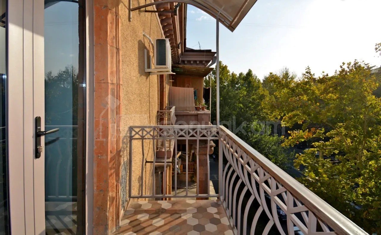 3 Սենյականոց Բնակարան Քարե Շենքում, 55քմ, 4/5 հարկ, Դիզայներական Վերանորոգված