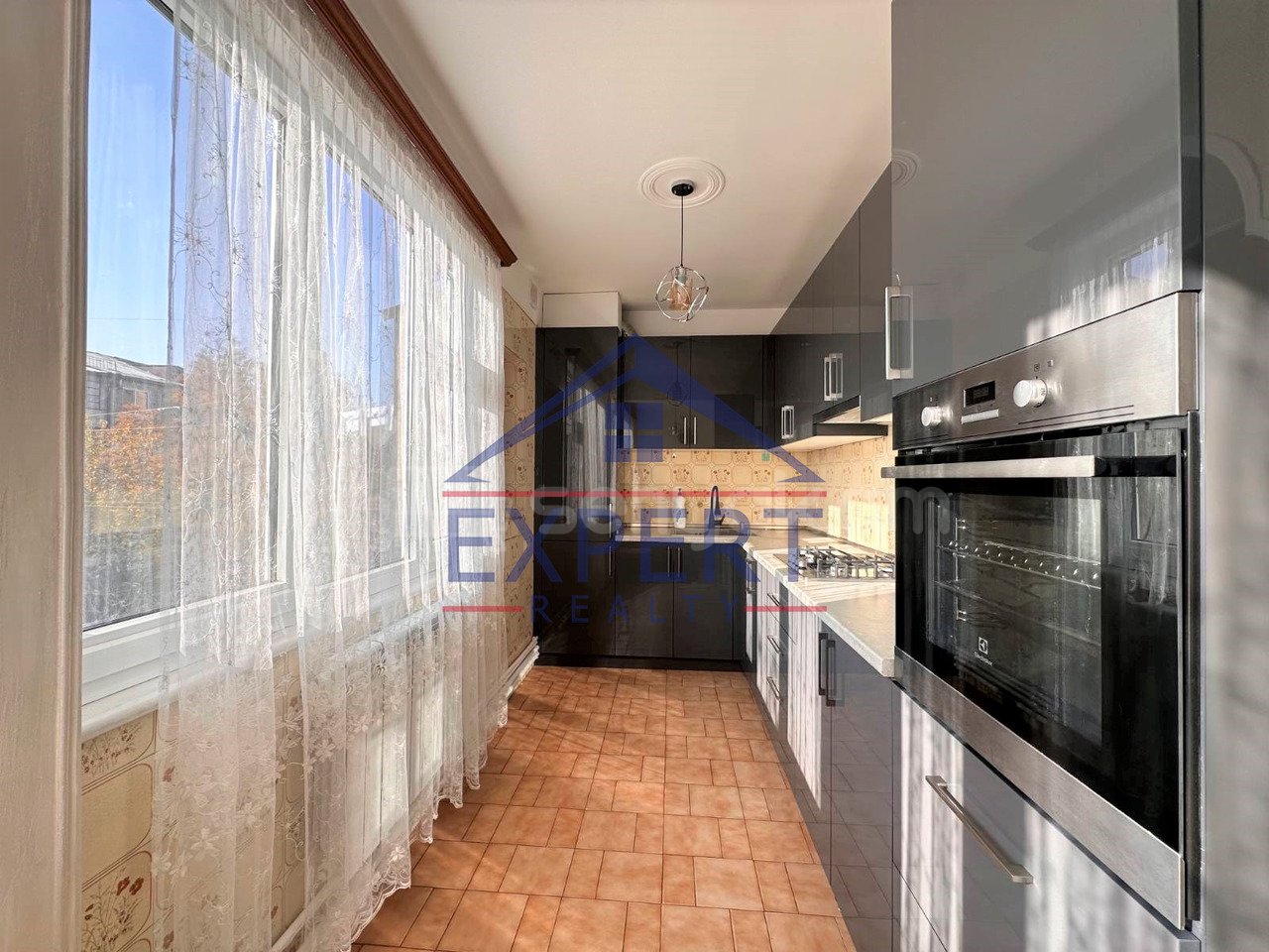 3 Սենյականոց Բնակարան Քարե Շենքում, 110քմ, 3/4 հարկ, Կապիտալ Վերանորոգված, Կահավորված