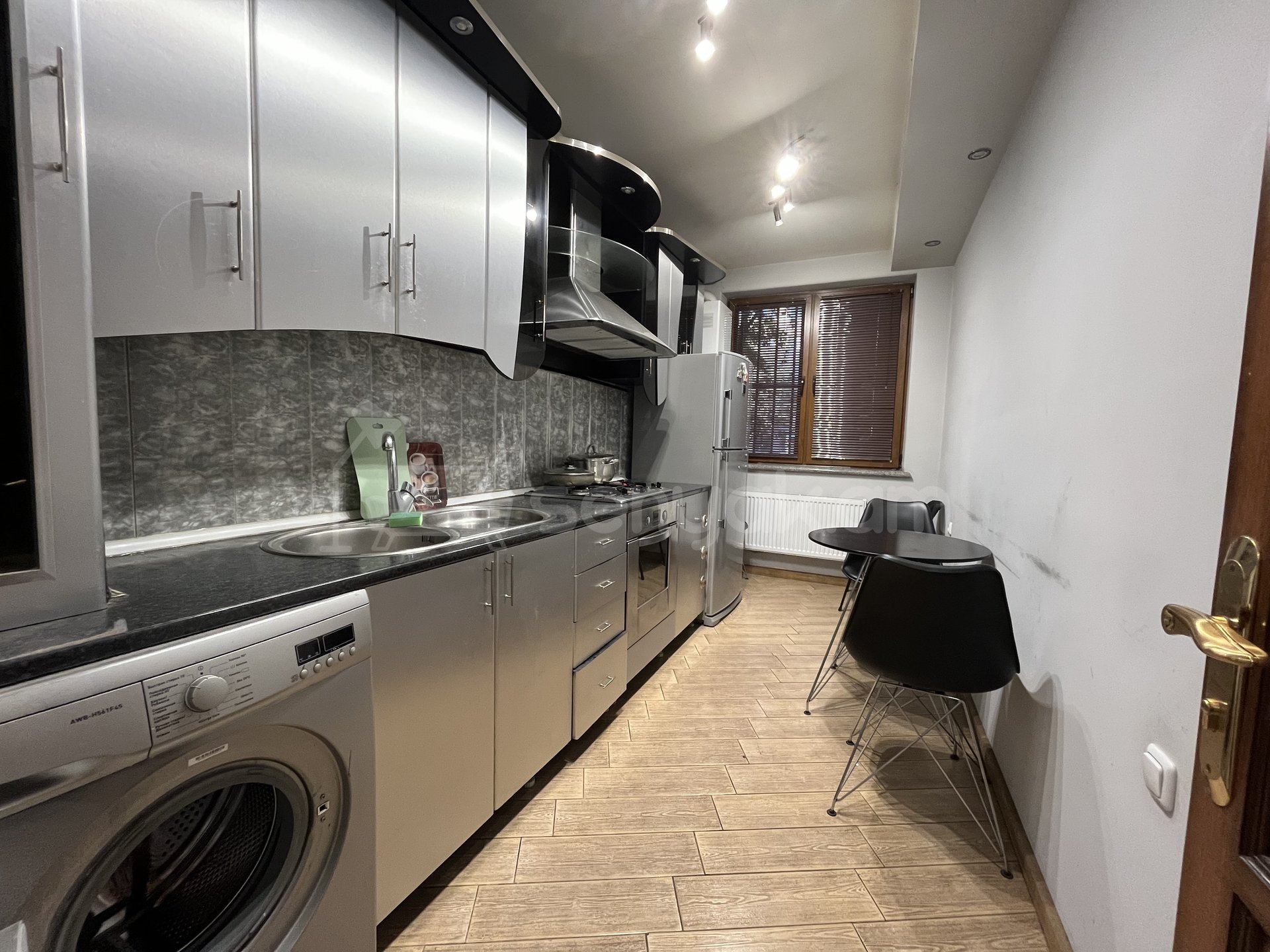 3 Սենյականոց Բնակարան Քարե Շենքում, 80քմ, 1/5 հարկ, Կապիտալ Վերանորոգված, Կահավորված