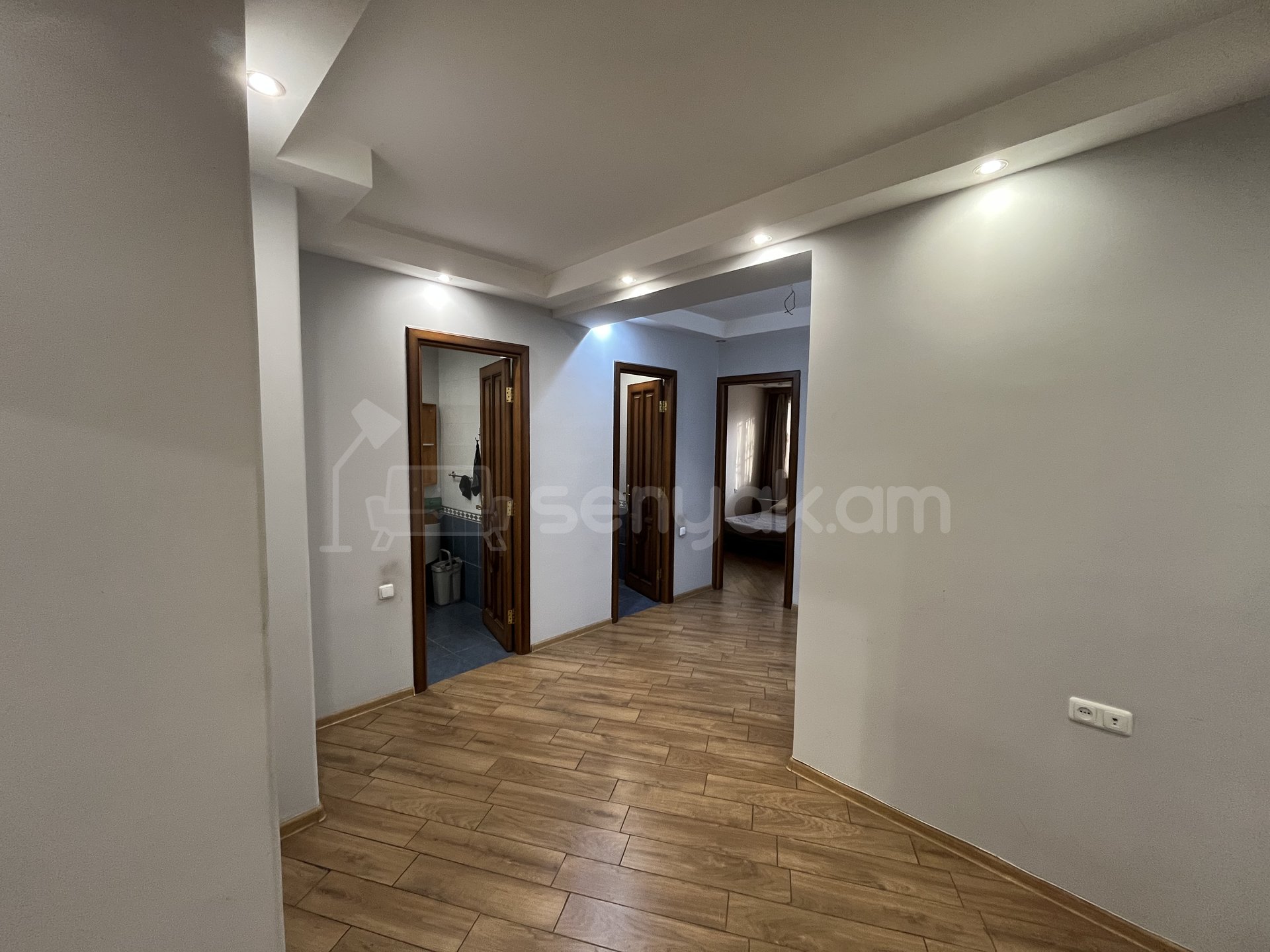 3 Սենյականոց Բնակարան Քարե Շենքում, 80քմ, 1/5 հարկ, Կապիտալ Վերանորոգված, Կահավորված