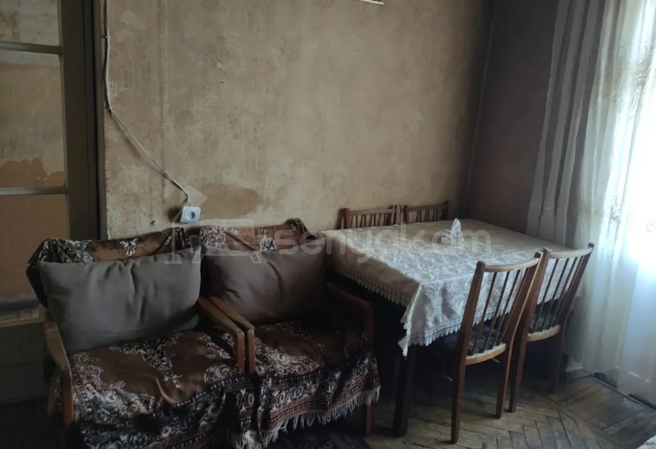 2 Սենյականոց Բնակարան Քարե Շենքում, 46քմ, 3/5 հարկ, Պետական Վիճակում