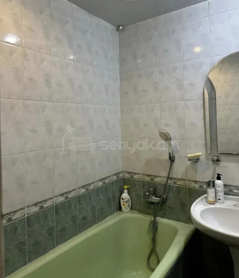 2 Սենյականոց Բնակարան Քարե Շենքում, 65քմ, 5/5 հարկ, Կապիտալ Վերանորոգված