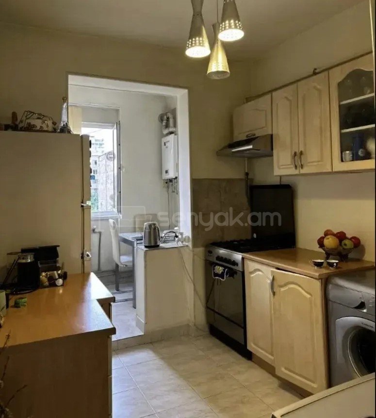 2 Սենյականոց Բնակարան Քարե Շենքում, 65քմ, 5/5 հարկ, Կապիտալ Վերանորոգված