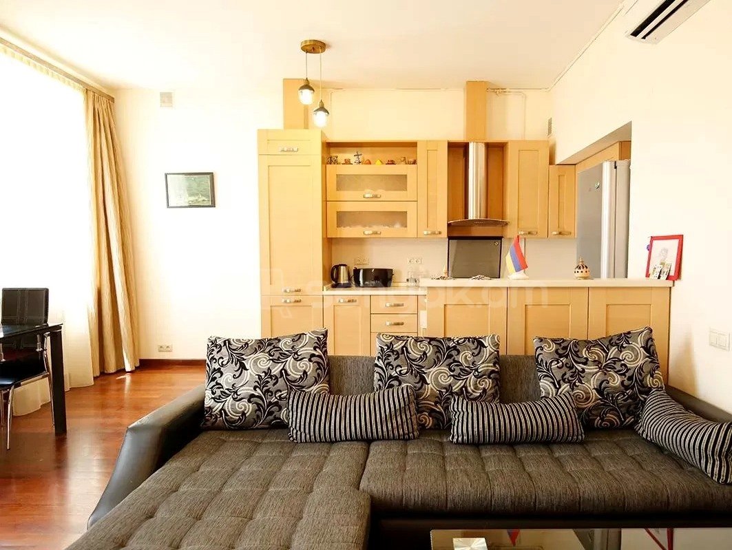 3 Սենյականոց Բնակարան Քարե Շենքում, 92քմ, 4/4 հարկ, Կապիտալ Վերանորոգված, Կահավորված, Արևկող