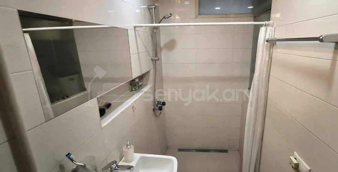 2 Սենյականոց Բնակարան Քարե Շենքում, 61քմ, 4/5 հարկ, Կապիտալ Վերանորոգված