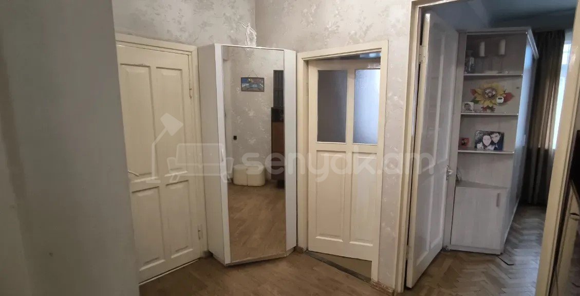 2 Սենյականոց Բնակարան Քարե Շենքում, 61քմ, 4/5 հարկ, Կապիտալ Վերանորոգված