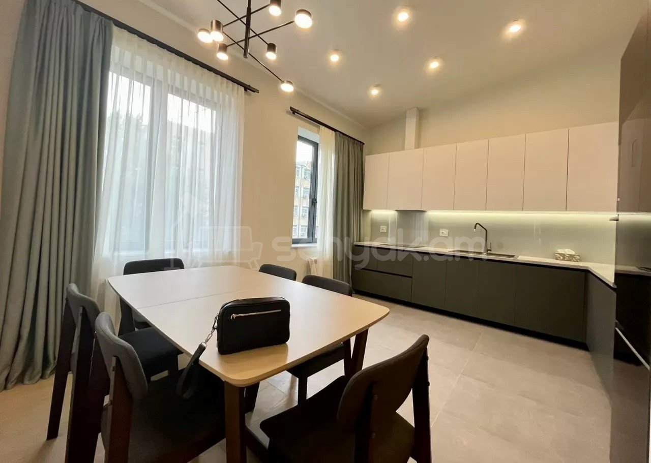 3 Սենյականոց Բնակարան Քարե Շենքում, 90քմ, 5/5 հարկ, Կապիտալ Վերանորոգված, Կահավորված, Արևկող