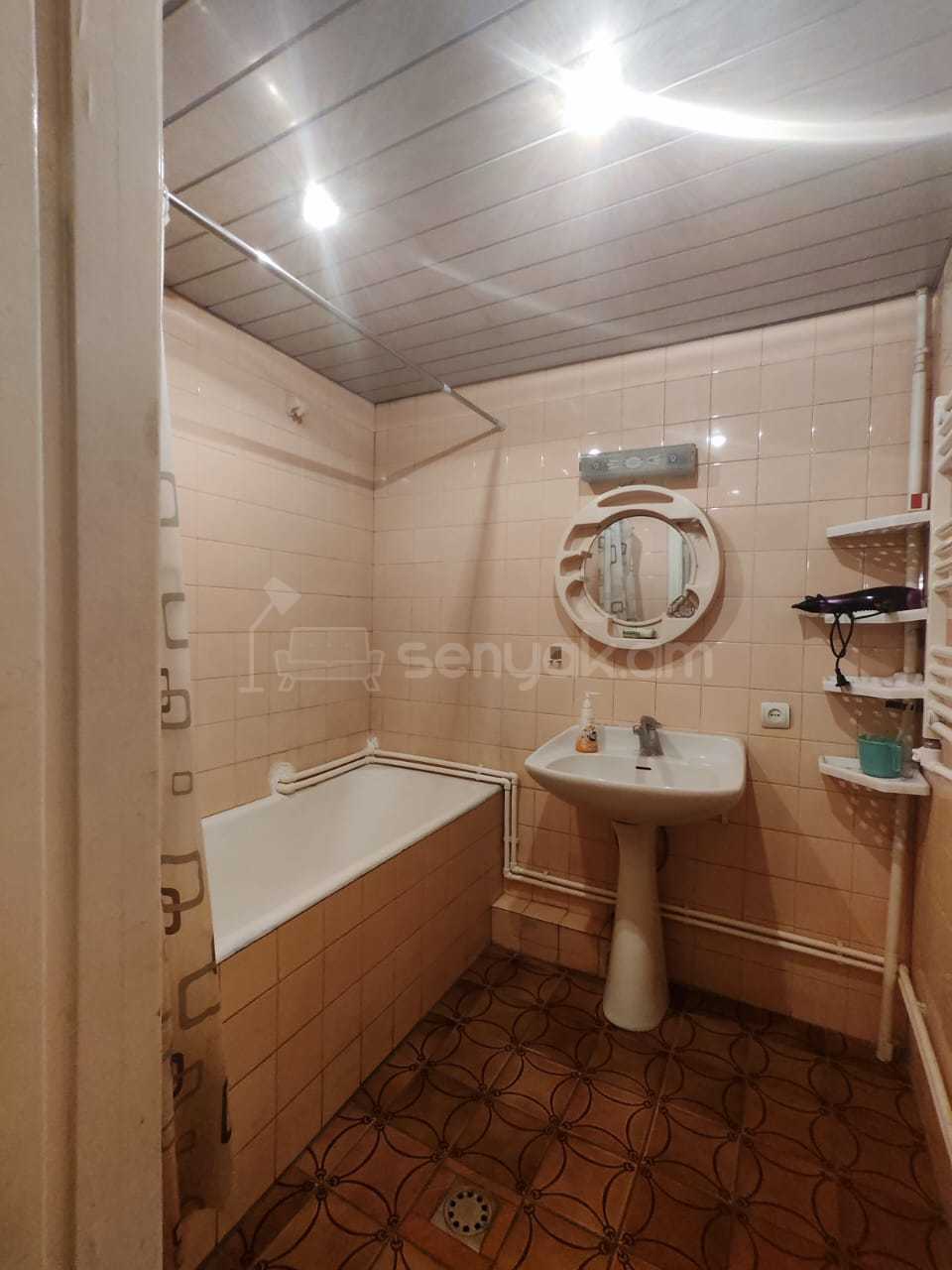 3 Սենյականոց Բնակարան Քարե Շենքում, 150քմ, 6/7 հարկ, Նորմալ Վիճակում, Կահավորված