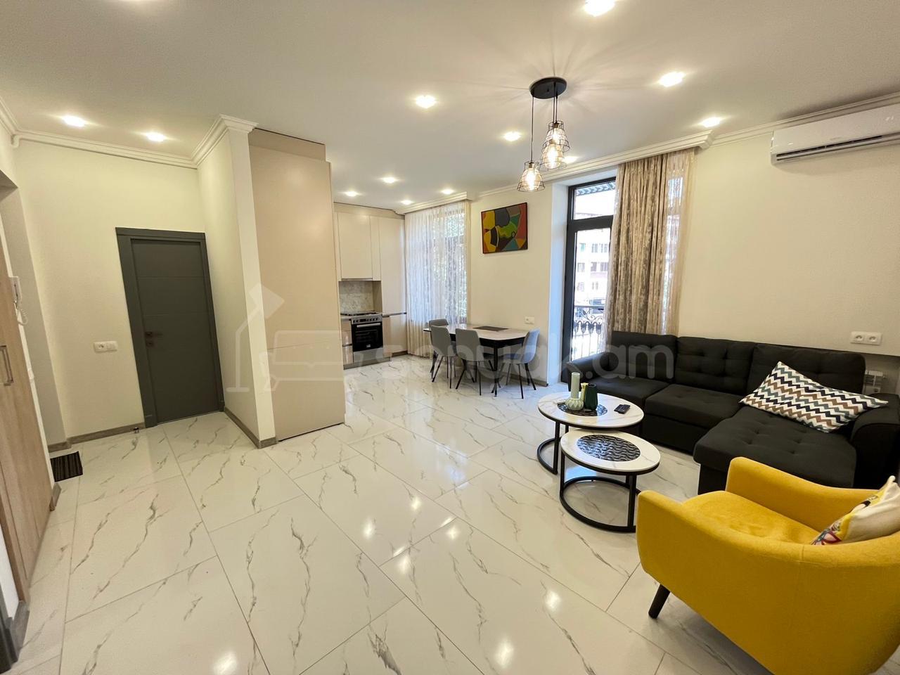 2 Սենյականոց Բնակարան Քարե Շենքում, 73քմ, 2/5 հարկ, Կապիտալ Վերանորոգված