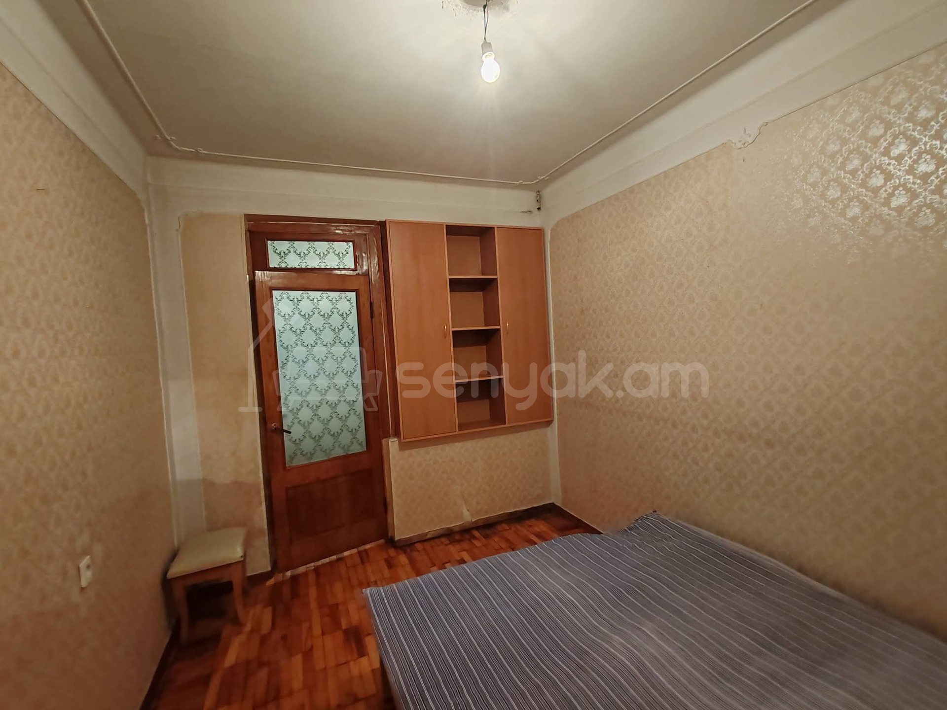 3 Սենյականոց Բնակարան Քարե Շենքում, 90քմ, 3/5 հարկ, Նորմալ Վիճակում, Կահավորված