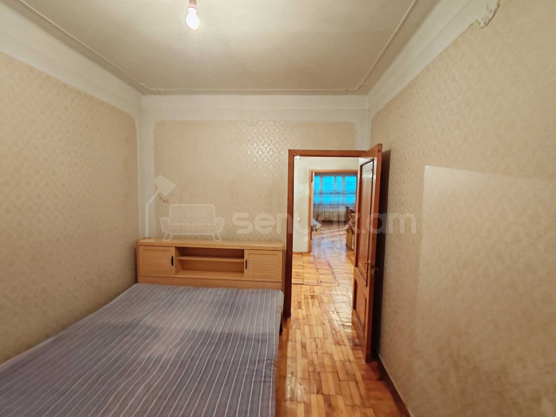 3 Սենյականոց Բնակարան Քարե Շենքում, 90քմ, 3/5 հարկ, Նորմալ Վիճակում, Կահավորված