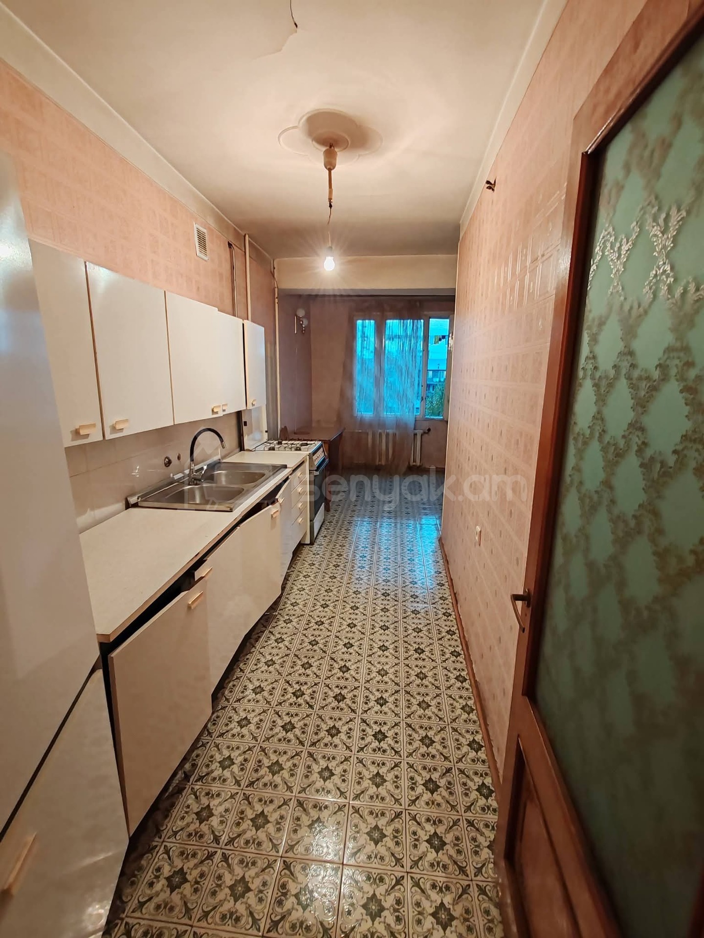 3 Սենյականոց Բնակարան Քարե Շենքում, 90քմ, 3/5 հարկ, Նորմալ Վիճակում, Կահավորված