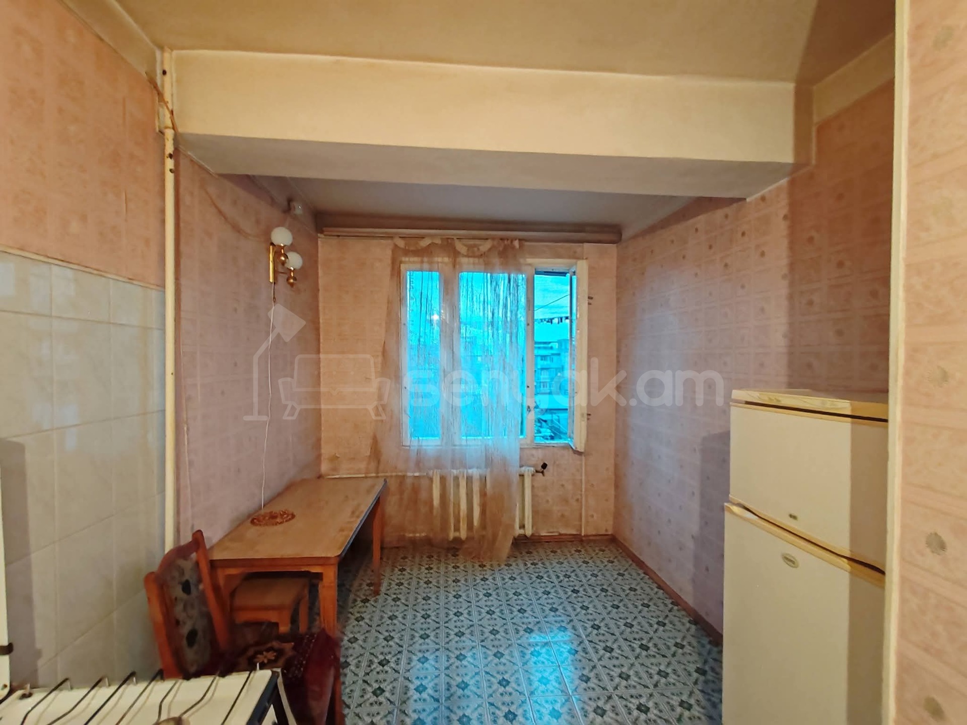 3 Սենյականոց Բնակարան Քարե Շենքում, 90քմ, 3/5 հարկ, Նորմալ Վիճակում, Կահավորված