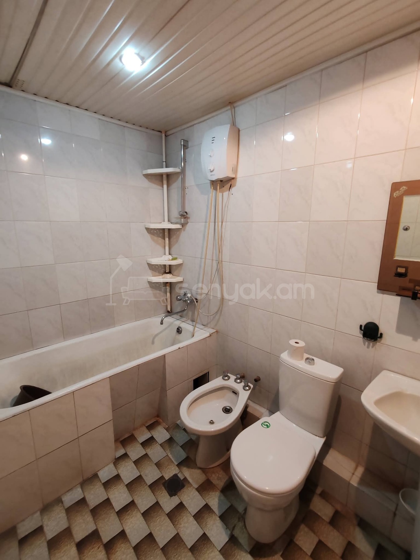 3 Սենյականոց Բնակարան Քարե Շենքում, 90քմ, 3/5 հարկ, Նորմալ Վիճակում, Կահավորված