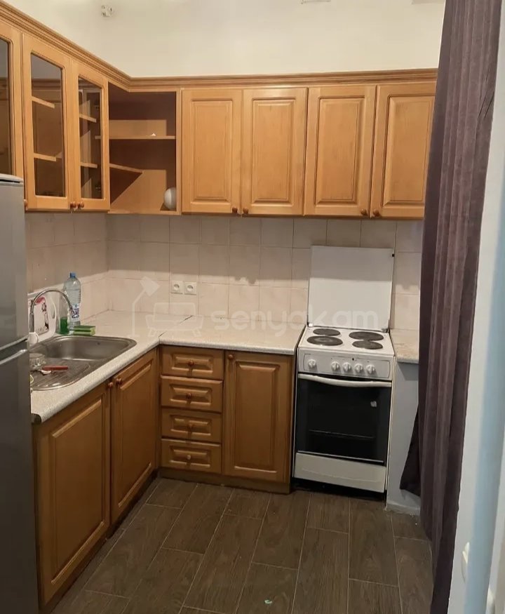 1 Սենյականոց Բնակարան Քարե Շենքում, 40քմ, 1/5 հարկ, Նորմալ Վիճակում, Կահավորված