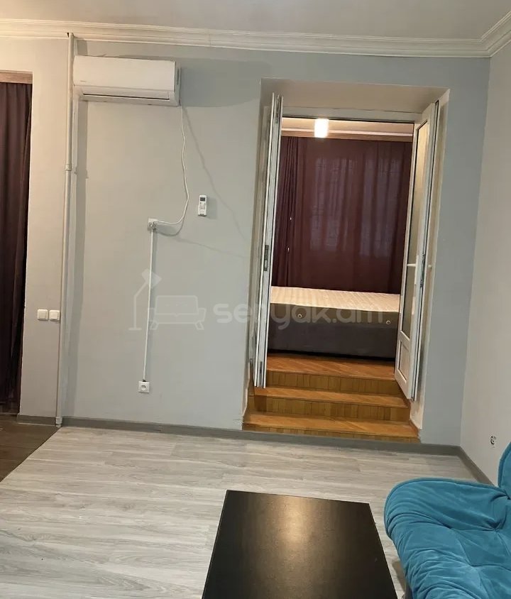 1 Սենյականոց Բնակարան Քարե Շենքում, 40քմ, 1/5 հարկ, Նորմալ Վիճակում, Կահավորված