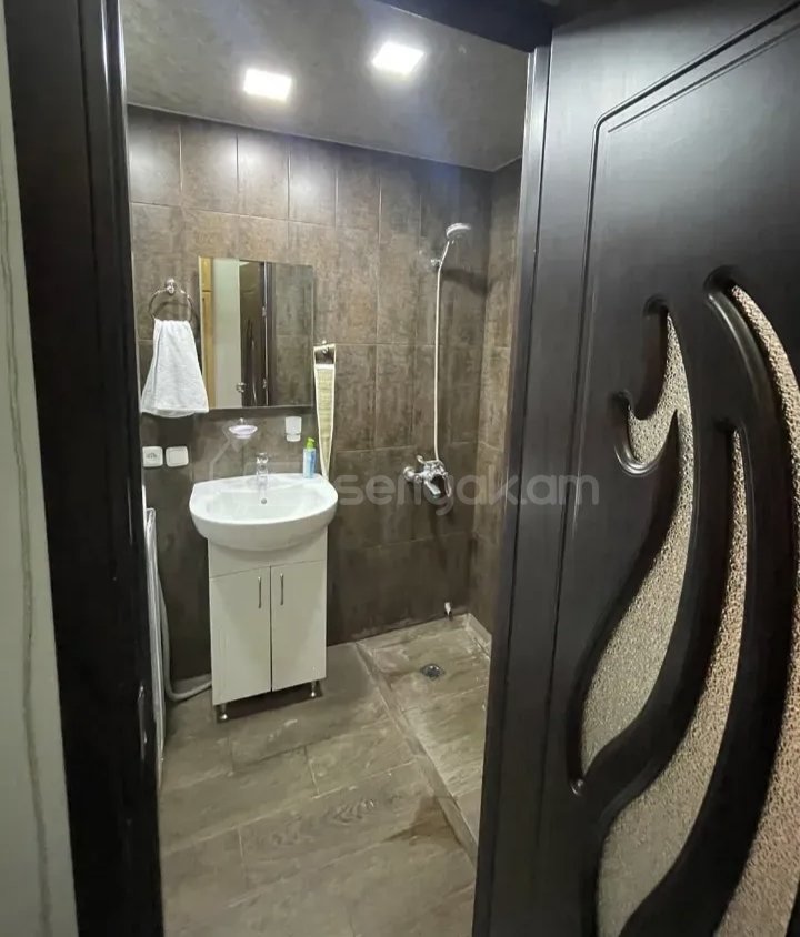 1 Սենյականոց Բնակարան Քարե Շենքում, 40քմ, 1/5 հարկ, Նորմալ Վիճակում, Կահավորված