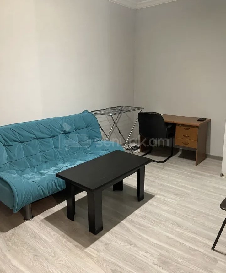 1 Սենյականոց Բնակարան Քարե Շենքում, 40քմ, 1/5 հարկ, Նորմալ Վիճակում, Կահավորված