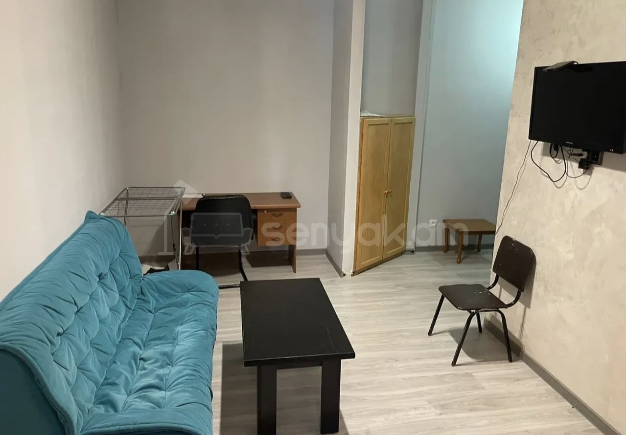 1 Սենյականոց Բնակարան Քարե Շենքում, 40քմ, 1/5 հարկ, Նորմալ Վիճակում, Կահավորված