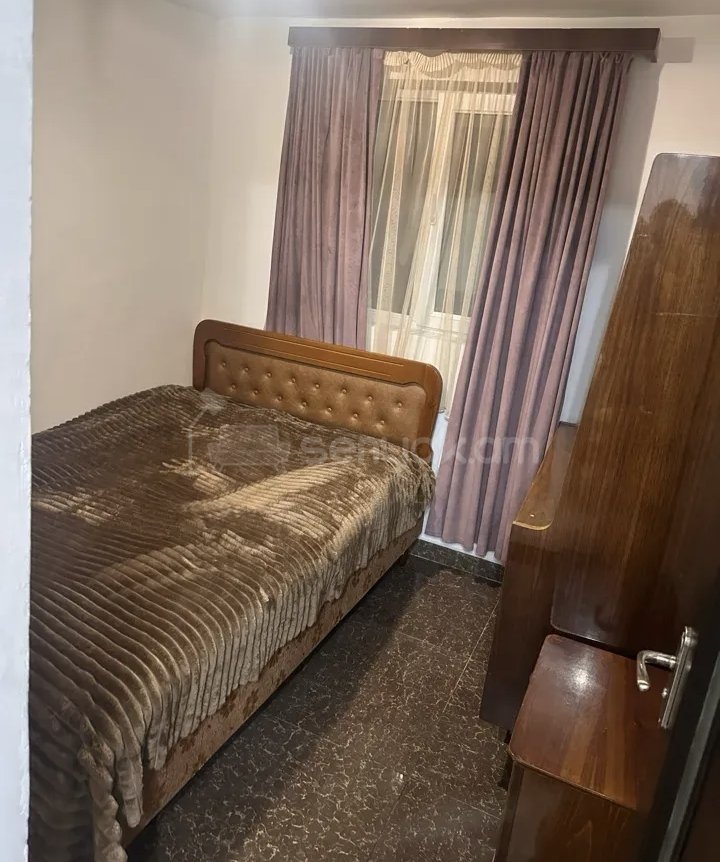 1 Սենյականոց Բնակարան Քարե Շենքում, 35քմ, 1/1 հարկ, Նորմալ Վիճակում, Կահավորված, Արևկող