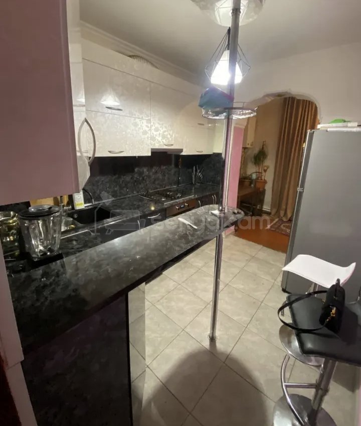 2 Սենյականոց Բնակարան Քարե Շենքում, 62քմ, 3/9 հարկ, Նորմալ Վիճակում, Կահավորված, Արևկող